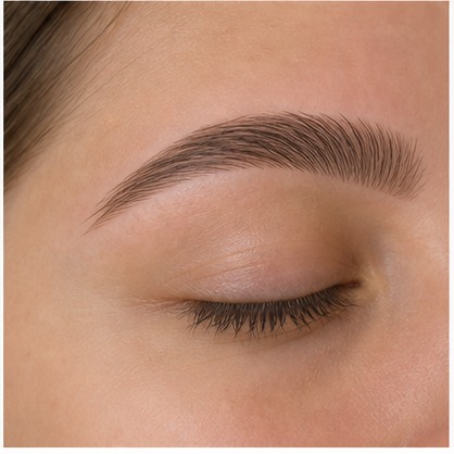 Cejas perfiladas con acabado natural